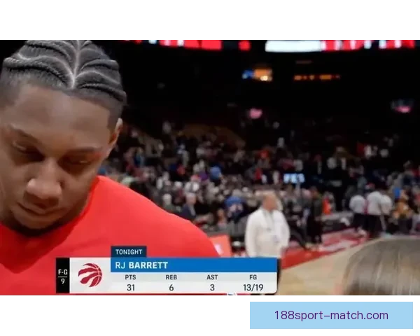 巴雷特在抢篮板时被锡安撞伤肩膀 已返回更衣室接受治疗