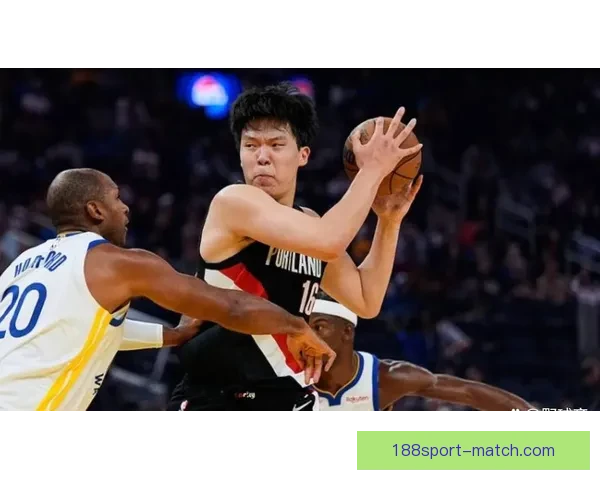 杨瀚森6+4遭针对被对手抱摔放倒却吃技术犯规 球迷怒吼裁判判罚不公