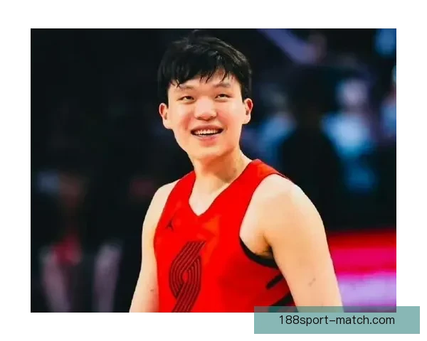 杨瀚森6+4遭针对被对手抱摔放倒却吃技术犯规 球迷怒吼裁判判罚不公